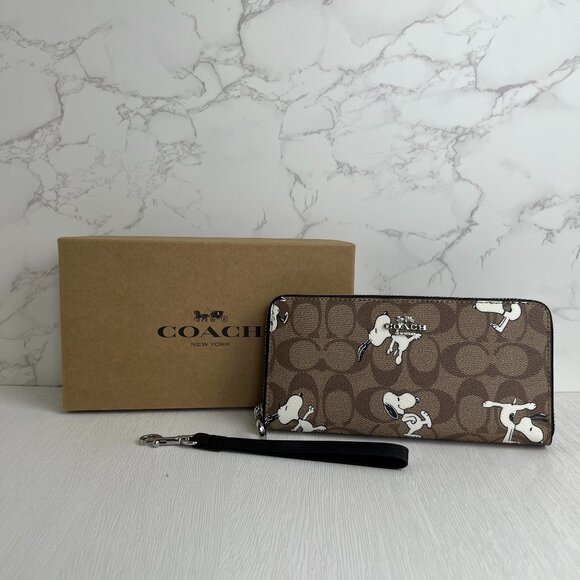 NWT Coach x Peanuts Snoopy Wristlet Wallet - Picture 1 of 9